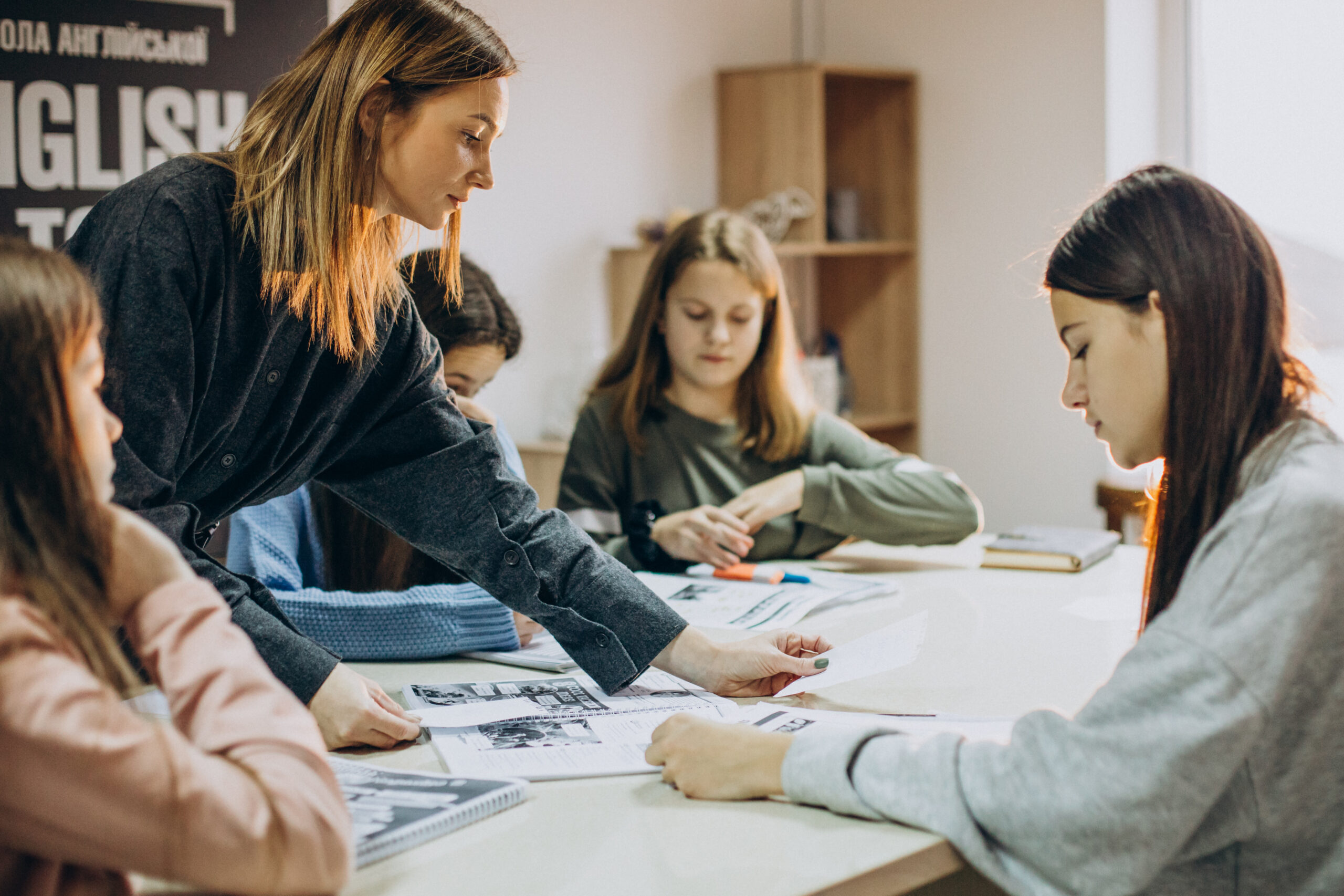Schülerinnen und Schüler lernen gemeinsam in einer ruhigen Nachhilfe Lernumgebung bei Campus Nachhilfe in Heidelberg und in Eppelheim.