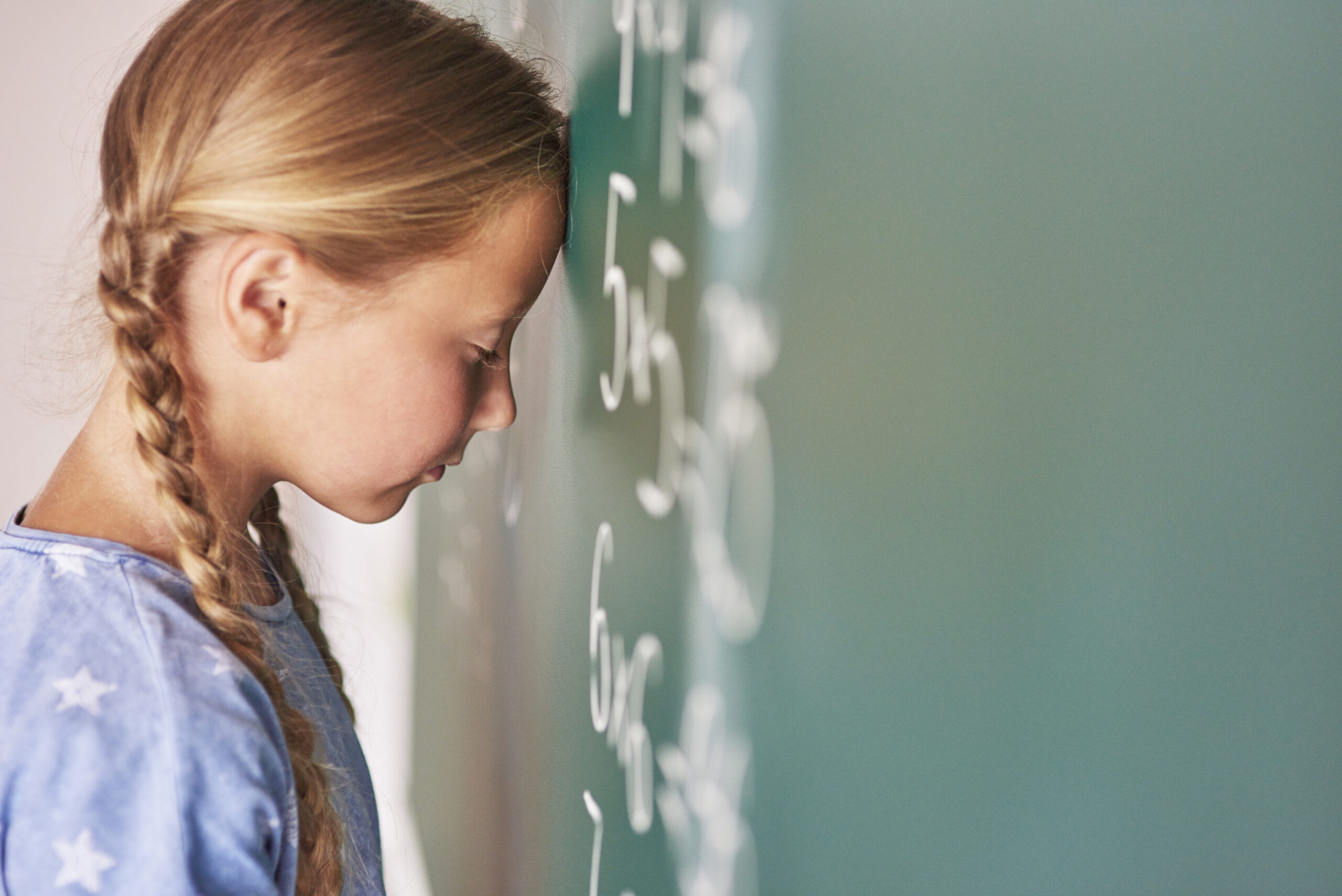 Schüler arbeitet an mathematischen Aufgaben in der Dyskalkulie Förderung bei Campus Nachhilfe in Heidelberg.